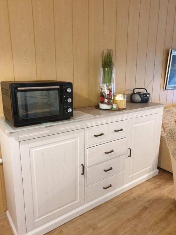 Kommode mit Mini-Backofen